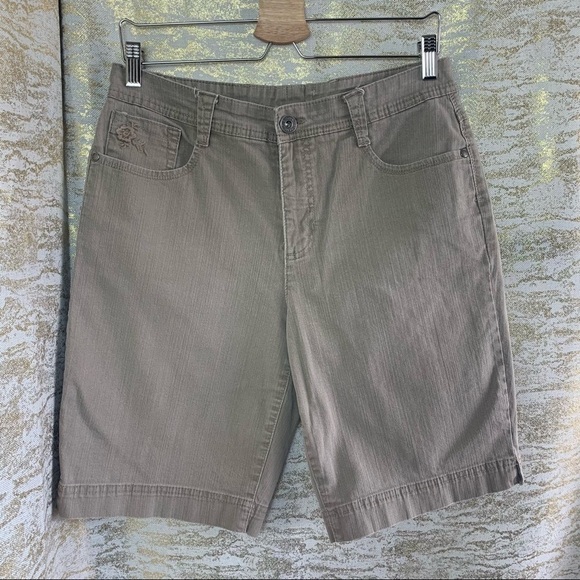 VINTAGE🧚♀️Gloria Vanderbilt Gray Embroidered Women’s Denim Shorts Size 12 - Picture 2 of 13